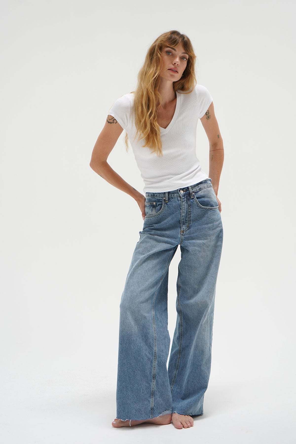 LNA Fitted Rib V Neck Tee in White
